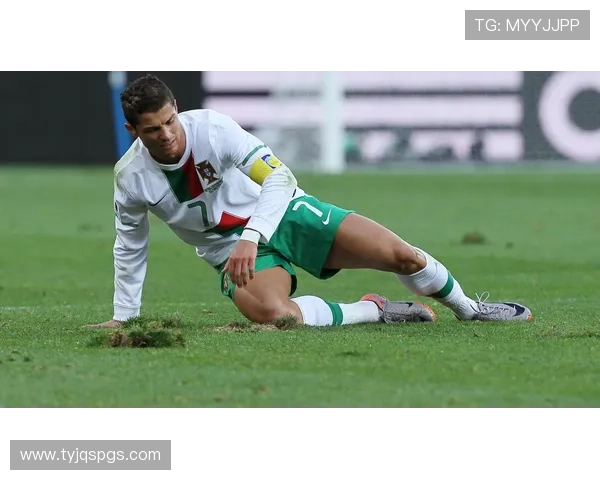 帅哥足球明星们的精彩瞬间与风采展示，尽显运动魅力与青春活力