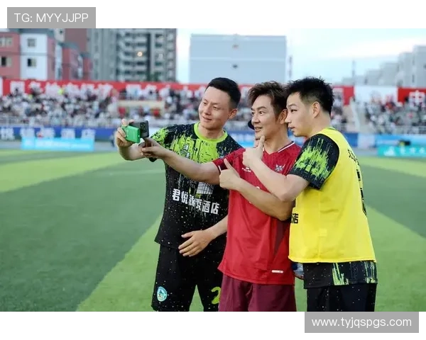 黑框眼镜下的足球明星们如何在绿茵场上展现独特魅力与风采