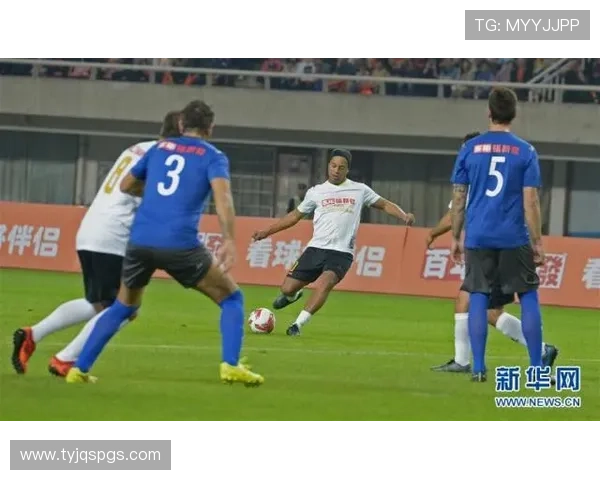 传奇足球明星绰号猎犬的辉煌历程与不屈精神解析